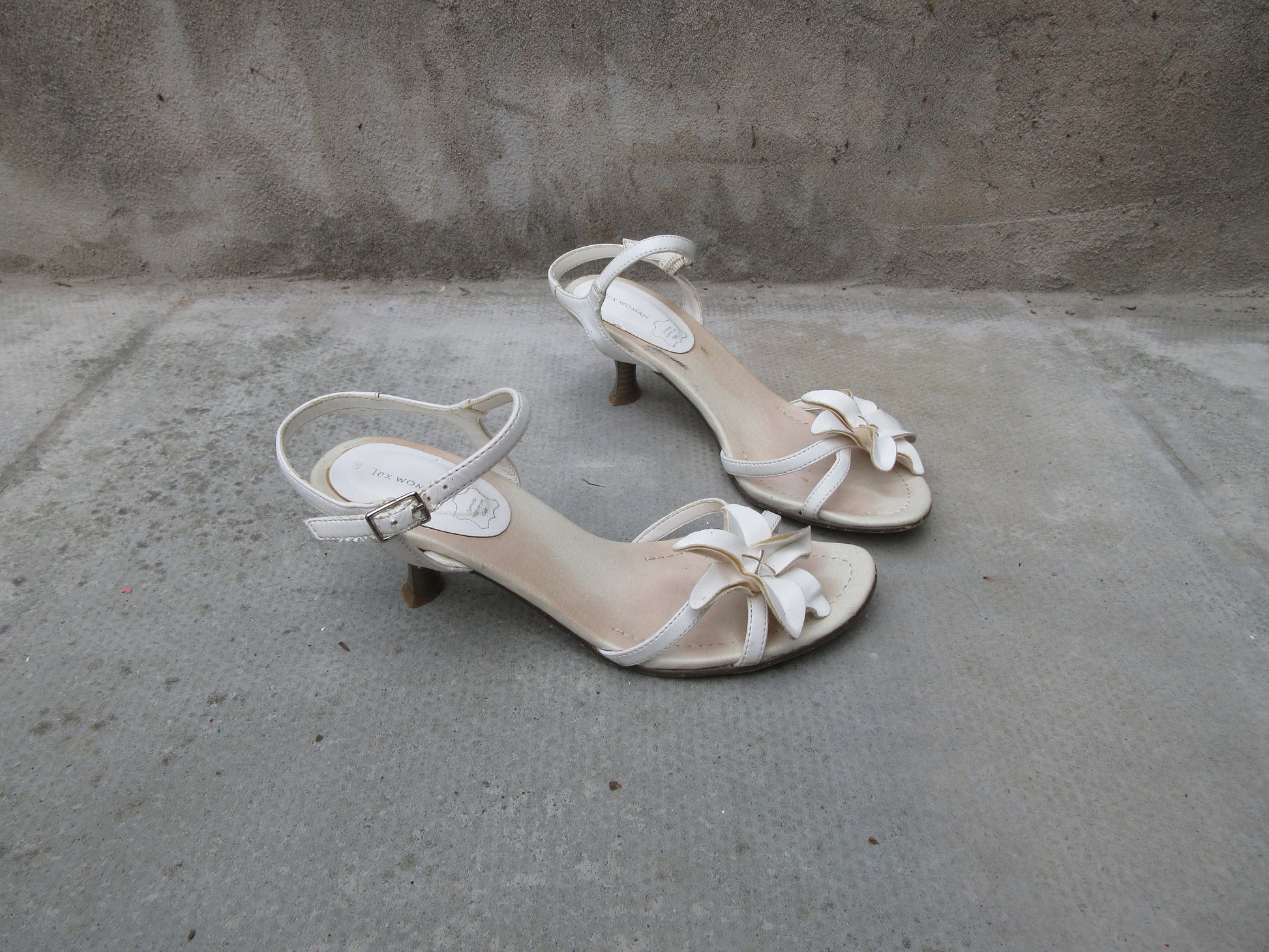 Vintage White Flower Sandal Kitten Heels