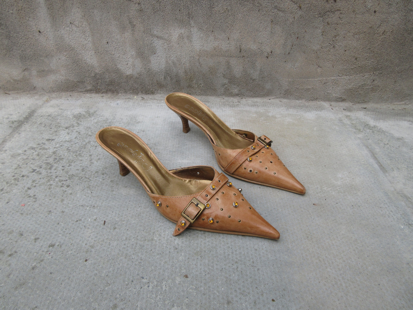 Conbipel Pointed Toe Kitten Heels